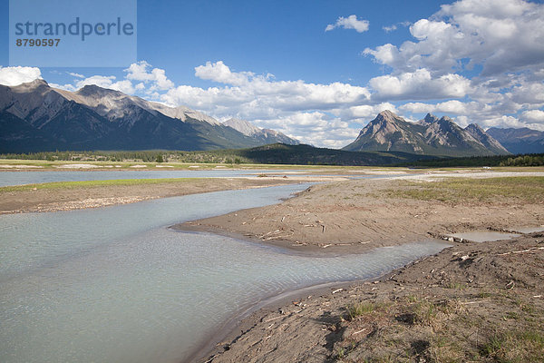 Landschaftlich schön  landschaftlich reizvoll  Wasser  Berg  Landschaft  Fluss  Bach  Nordamerika  Abraham Lake  Alberta  Kanada