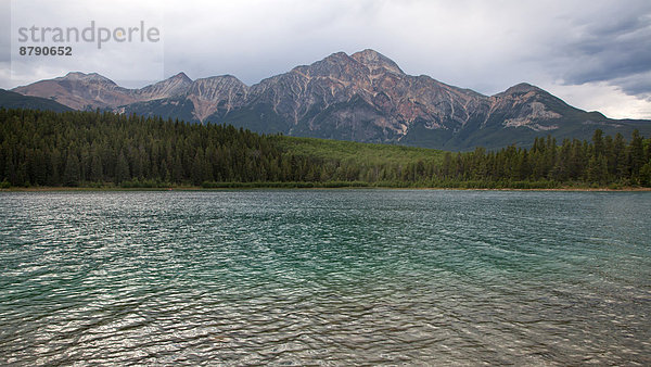 Nationalpark  Landschaftlich schön  landschaftlich reizvoll  Wasser  Berg  Landschaft  See  Nordamerika  Jasper Nationalpark  Alberta  Kanada