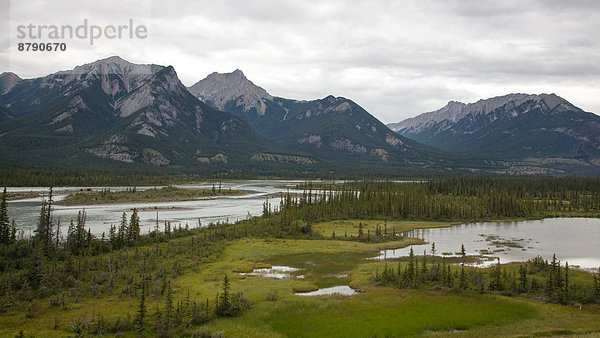 Nationalpark  Landschaftlich schön  landschaftlich reizvoll  Wasser  Berg  Landschaft  Fluss  Nordamerika  Rocky Mountains  Jasper Nationalpark  Alberta  Kanada