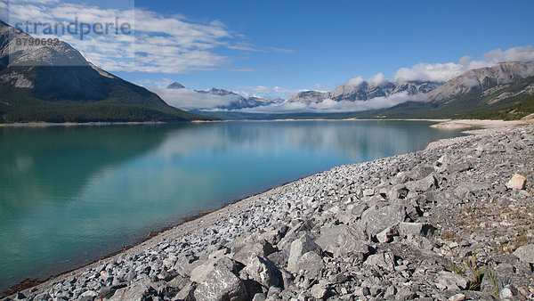 Landschaftlich schön  landschaftlich reizvoll  Wasser  Berg  Landschaft  See  Nordamerika  Rocky Mountains  Abraham Lake  Alberta  Kanada