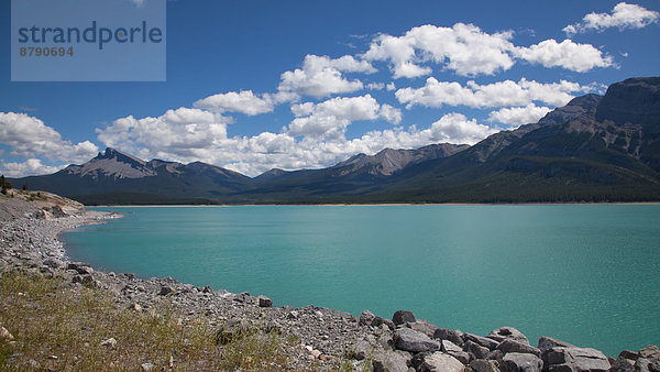 Landschaftlich schön  landschaftlich reizvoll  Wasser  Landschaft  See  Nordamerika  Rocky Mountains  Abraham Lake  Alberta  Kanada