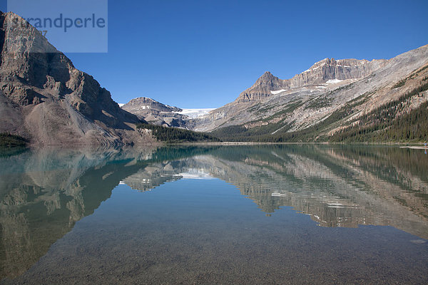 Nationalpark  Landschaftlich schön  landschaftlich reizvoll  Wasser  Berg  Landschaft  Spiegelung  See  Nordamerika  Rocky Mountains  Alberta  Banff  Kanada