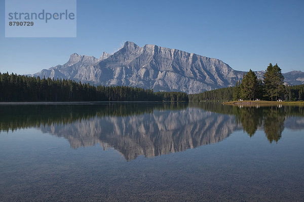 Nationalpark  Landschaftlich schön  landschaftlich reizvoll  Wasser  Berg  Landschaft  See  Nordamerika  Rocky Mountains  Lake Minnewanka  Alberta  Banff  Kanada