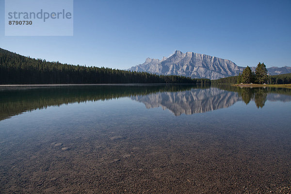 Nationalpark  Landschaftlich schön  landschaftlich reizvoll  Wasser  Berg  Landschaft  See  Nordamerika  Rocky Mountains  Lake Minnewanka  Alberta  Banff  Kanada