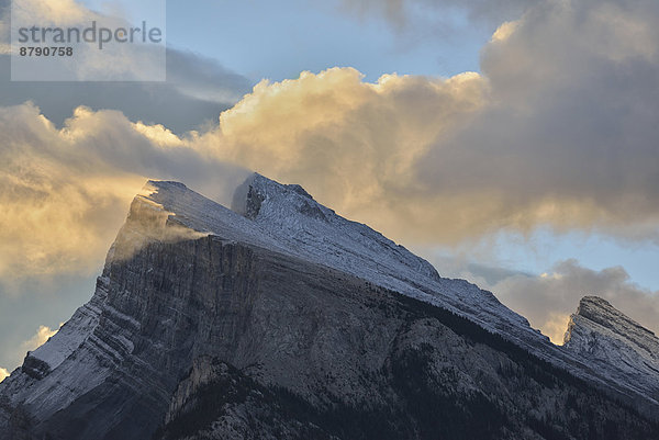 Nationalpark  Hochformat  Berg  Wolke  Morgendämmerung  Landschaftlich schön  landschaftlich reizvoll  Natur  Nordamerika  UNESCO-Welterbe  Rocky Mountains  Mount Rundle  Alberta  Banff  Kanada