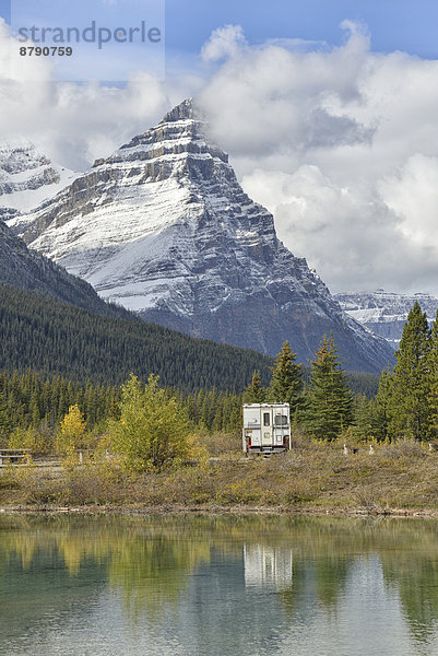 Nationalpark  Berg  Landschaft  Landschaftlich schön  landschaftlich reizvoll  Natur  camping  Herbst  Nordamerika  Bach  UNESCO-Welterbe  Rocky Mountains  Columbia-Eisfeld  Columbia Icefield  Mount Chephren  Alberta  Banff  Kanada  Laub