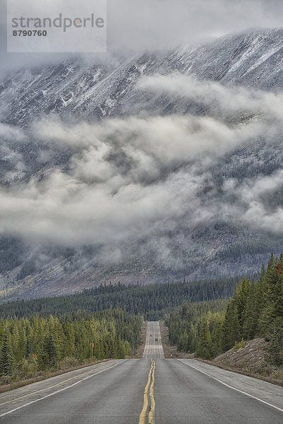 Nationalpark  Hochformat  Berg  Fernverkehrsstraße  Nordamerika  Bundesstraße  UNESCO-Welterbe  Rocky Mountains  Columbia-Eisfeld  Columbia Icefield  Alberta  Banff  Kanada  Straßenverkehr
