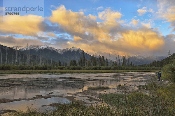 Nationalpark  Hochformat  Berg  Morgendämmerung  See  Landschaftlich schön  landschaftlich reizvoll  Natur  Nordamerika  Rocky Mountains  Alberta  Kanada