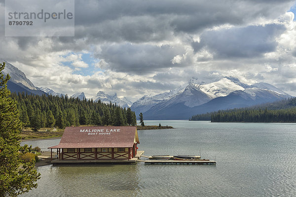 Landschaftlich schön  landschaftlich reizvoll  See  Nordamerika  Bootshaus  UNESCO-Welterbe  Rocky Mountains  Maligne Lake  Alberta  Kanada