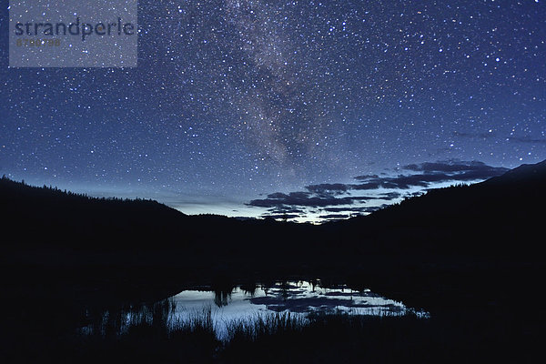 Nationalpark  sternförmig  Nacht  Himmel  Nordamerika  Außenaufnahme  UNESCO-Welterbe  Rocky Mountains  Jasper Nationalpark  Kanada  Milchstraße  Teich