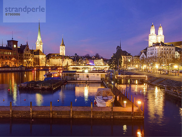 Europa Abend Boot Kirche Beleuchtung Licht Kai Petersdom Schweiz Zürich Kanton Zürich