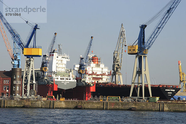 Kranich  Außenaufnahme  Hafen  Europa  Schiff  Schiffsfracht  Hamburg - Deutschland  Containerbahnhof  Turmkran  Deutschland