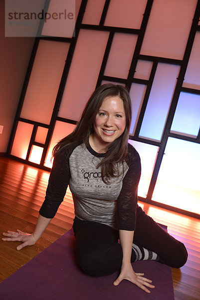 Vereinigte Staaten von Amerika  USA  Frau  Amerika  Sport  Yoga  Studioaufnahme  Mädchen  Oregon
