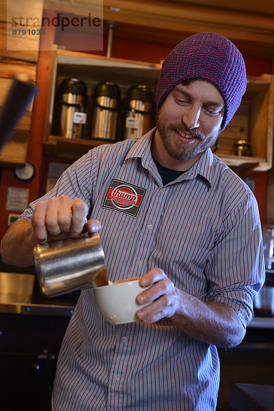 Vereinigte Staaten von Amerika  USA  Mann  Amerika  Cafe  barista  Kaffee  Oregon