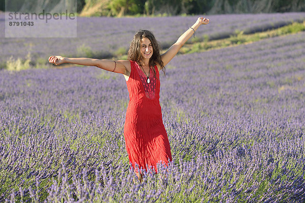 Portrait  Frankreich  Europa  Frau  Fröhlichkeit  französisch  blühen  braunhaarig  jung  1  Provence - Alpes-Cote d Azur  20  Lavendel  Vaucluse