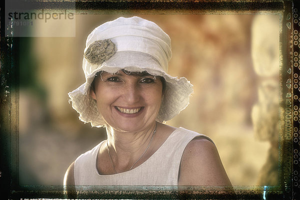 Portrait  Frankreich  Frau  französisch  lächeln  Hut  Retro  Nostalgie  alt