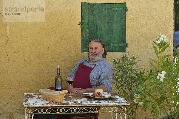 sitzend  Frankreich  Europa  Mann  französisch  Wein  Provence - Alpes-Cote d Azur  Tisch