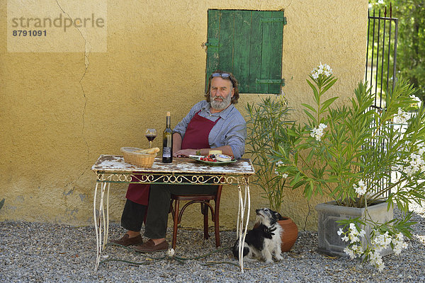 sitzend  Frankreich  Europa  Mann  Blume  französisch  Wein  Hund  Provence - Alpes-Cote d Azur  Tisch  Innenhof  Hof