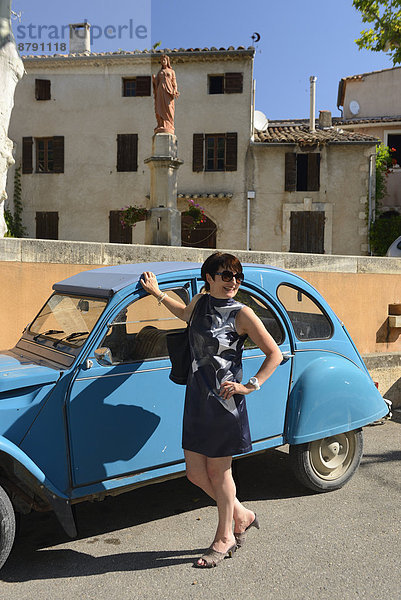 Frankreich  Europa  Frau  Stein  Blume  französisch  Auto  Straße  Dorf  Provence - Alpes-Cote d Azur  Luberon