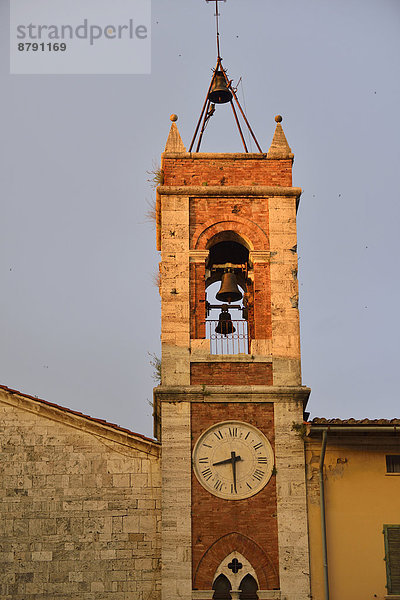 Glockenturm Europa Sonnenuntergang Uhr Uhrturm Zeit Kirchturm Blaue Stunde Ton Töne Glocke Campanile läutend Italienisch Italien Toskana