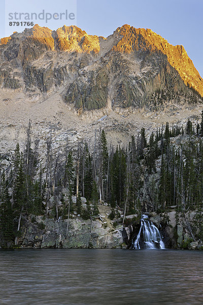 Vereinigte Staaten von Amerika  USA  Wasser  Berg  Amerika  Sommer  Sonnenuntergang  Spiegelung  See  Berggipfel  Gipfel  Spitze  Spitzen  Identität  Idaho