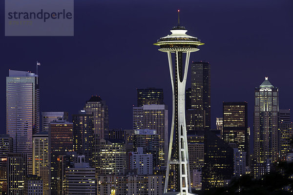 Vereinigte Staaten von Amerika  USA  Skyline  Skylines  Amerika  Dunkelheit  Abend  Nacht  Beleuchtung  Licht  nachtaktiv  Washington State  Innenstadt  Seattle  Space Needle