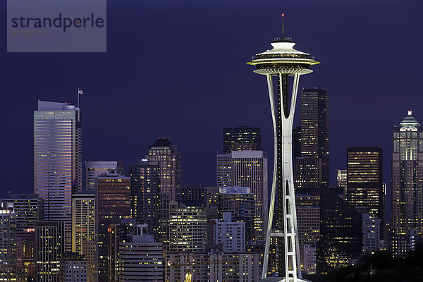 Vereinigte Staaten von Amerika  USA  Skyline  Skylines  Amerika  Dunkelheit  Abend  Nacht  Beleuchtung  Licht  nachtaktiv  Washington State  Innenstadt  Seattle  Space Needle