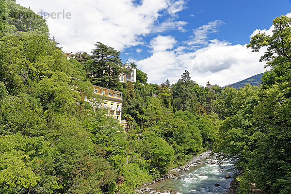 Fußgängerbrücke  Panorama  Landschaftlich schön  landschaftlich reizvoll  Sehenswürdigkeit  Wasser  Baustelle  Trentino Südtirol  Europa  Berg  Sport  Baum  Landschaft  Gebäude  Tal  Architektur  Pflanze  fließen  Fluss  Überschwemmung  Italien  Meran  Tourismus