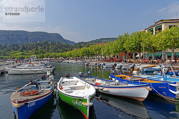 Sehenswürdigkeit  bauen  Wasser  Hafen  Europa  Berg  Verkehr  Baum  Gebäude  Mensch  See  Boot  Architektur  Restaurant  Schiff  Venetien  Italien  Tourismus