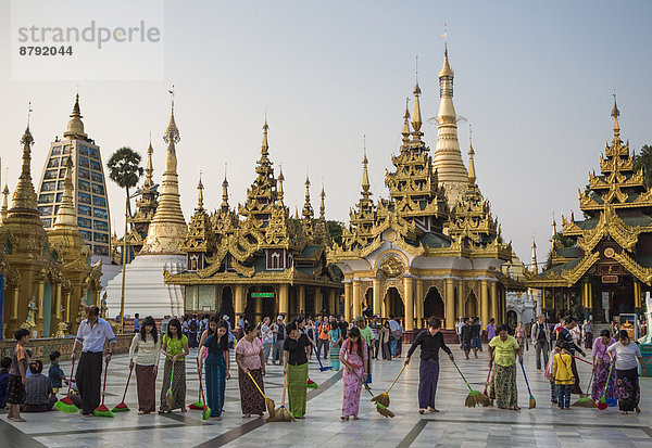 Mensch Menschen Reinigung sauber Reise Gebet Architektur bunt Religion Tourismus Myanmar Tempel Asien Buddha Buddhismus Pagode