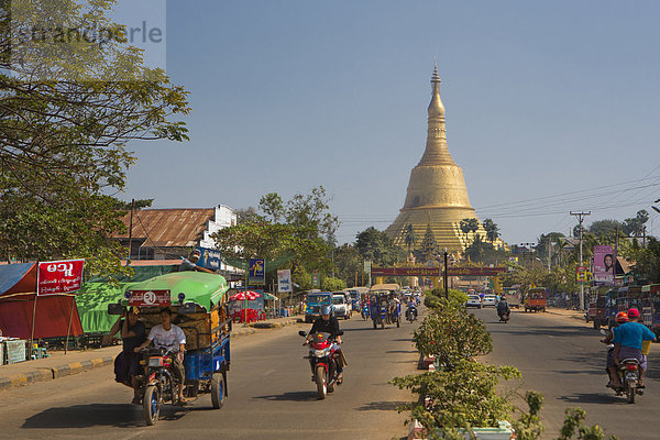 Reise Architektur bunt Myanmar Asien Allee Pagode