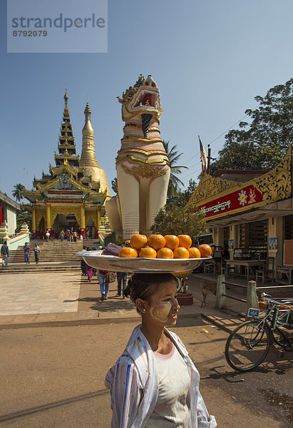 Orange Orangen Apfelsine Apfelsinen Frau tragen Tradition Eingang Reise Großstadt Architektur bunt Religion Tourismus Myanmar Asien Buddha Buddhismus exotisch Pagode