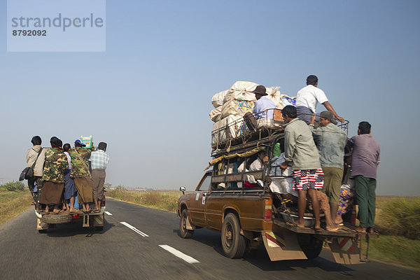 Mensch  Menschen  Gefahr  Lastkraftwagen  Myanmar  Asien  Mon  überladen  Straßenverkehr