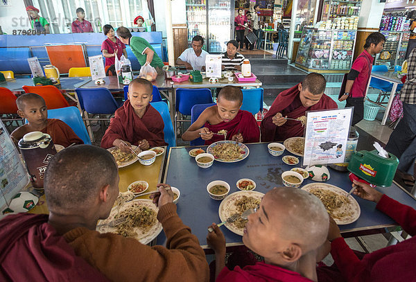 Lebensmittel  Restaurant  öffentlicher Ort  essen  essend  isst  Myanmar  Mönch  Asien