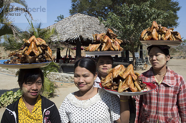 Frau  tragen  Tradition  lächeln  Reise  Huhn  Gallus gallus domesticus  Tourismus  Myanmar  Asien  Straßenverkäufer