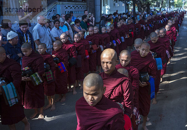 Lebensmittel  Tradition  Attraktivität  Tourist  Gebet  Religion  bringen  Queue  Myanmar  Mönch  Asien  Kloster  Parade