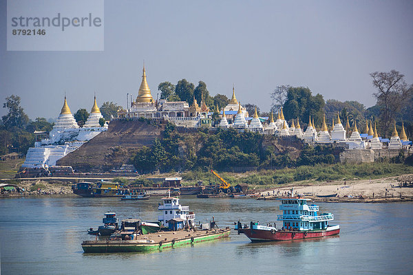 Skyline Skylines Reise Großstadt Boot Architektur Wahrzeichen bunt Fluss Religion Tourismus Myanmar Asien Sagaing