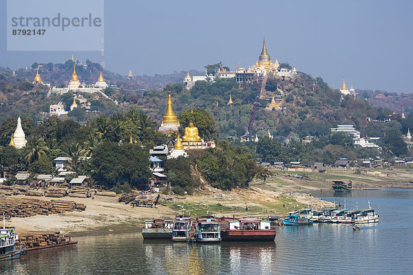Skyline Skylines Reise Großstadt Boot Architektur Wahrzeichen bunt Fluss Religion Tourismus Myanmar Asien Sagaing