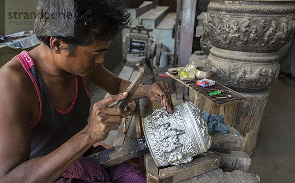 Mann  Tradition  arbeiten  Großstadt  Kunst  Hammer  Tourismus  Handwerker  Myanmar  Künstler  Asien  Sagaing
