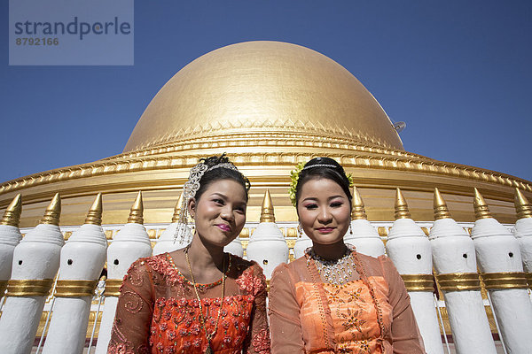 Farbaufnahme Farbe Frau Tradition Reise Wahrzeichen bunt Tourismus Myanmar Asien Kleid Pagode rund Sagaing