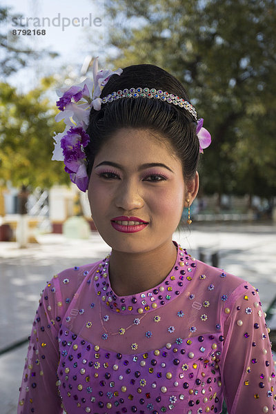 Farbaufnahme  Farbe  Frau  Schönheit  Tradition  Reise  bunt  Tourismus  Myanmar  Asien  Kleid  Sagaing