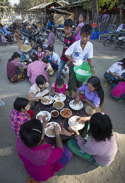 Gericht  Mahlzeit  Armut  arm  arme  armes  armer  Bedürftigkeit  bedürftig  Fröhlichkeit  Freiheit  Boden  Fußboden  Fußböden  geben  Lebensmittel  Fest  festlich  Tradition  bunt  Kultur  Wiedervereinigung  Reis  Reiskorn  Essgeschirr  bringen  essen  essend  isst  Myanmar  Tisch  Asien  Sagaing