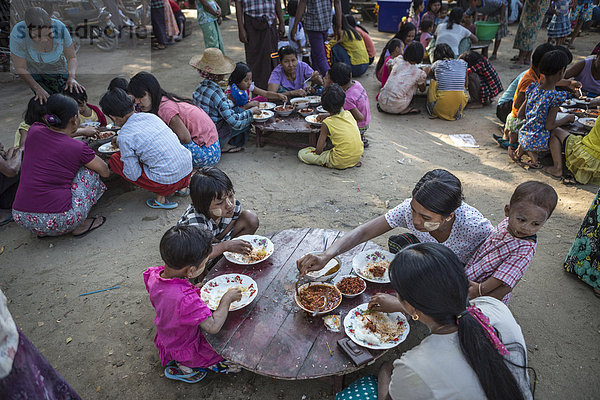 Armut  arm  arme  armes  armer  Bedürftigkeit  bedürftig  Fröhlichkeit  Freiheit  Boden  Fußboden  Fußböden  Lebensmittel  Fest  festlich  Tradition  bunt  Kultur  Wiedervereinigung  essen  essend  isst  Myanmar  Asien  Sagaing