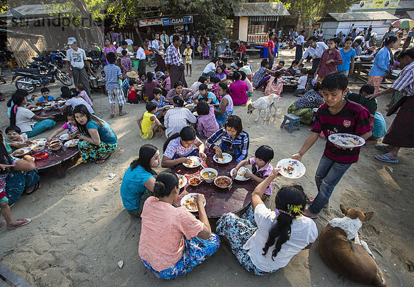 Gericht  Mahlzeit  Armut  arm  arme  armes  armer  Bedürftigkeit  bedürftig  Fröhlichkeit  Freiheit  geben  Lebensmittel  Fest  festlich  Tradition  bunt  Kultur  Wiedervereinigung  Reis  Reiskorn  Essgeschirr  bringen  essen  essend  isst  Myanmar  Tisch  Asien  Sagaing