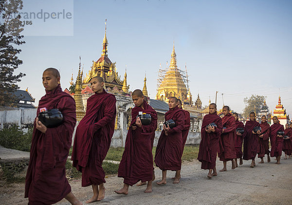Tradition  Morgen  Reise  See  Architektur  bunt  Religion  früh  rot  Tourismus  Myanmar  Mönch  Tempel  Asien  Buddhismus  Kloster