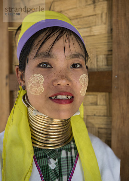 Portrait  Frau  Schmerz  Tradition  Attraktivität  Vertrauen  Reise  See  bunt  Religion  lang  langes  langer  lange  Tourismus  Myanmar  Asien