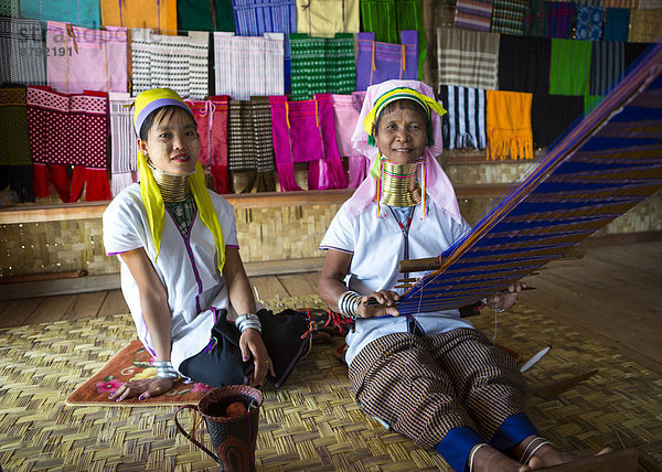 Frau  Schmerz  Tradition  Attraktivität  arbeiten  Vertrauen  Reise  See  bunt  Religion  lang  langes  langer  lange  Tourismus  weben  Myanmar  Asien