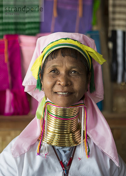 Portrait  Frau  Schmerz  Tradition  Attraktivität  Vertrauen  Reise  See  bunt  Religion  lang  langes  langer  lange  Tourismus  Myanmar  Asien