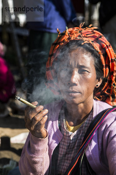 rauchen  rauchend  raucht  qualm  qualmend  qualmt  Frau  ernst  Tradition  Individualität  Zigarre  bunt  Iwama  Myanmar  Asien  Stimmung
