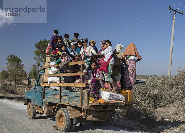 beladen  Mensch  Menschen  Transport  Gefahr  Reise  bunt  Lastkraftwagen  Myanmar  Asien  überladen